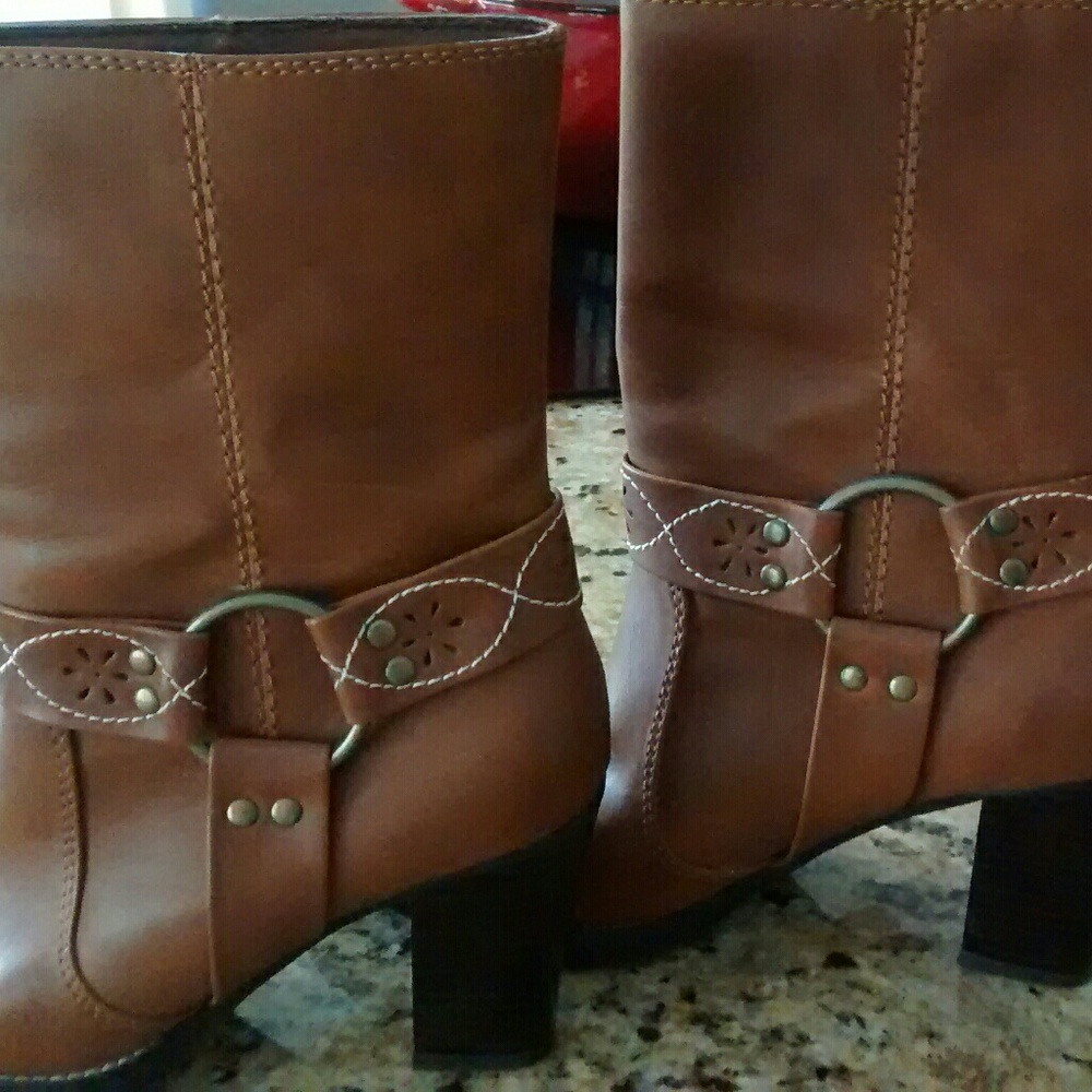 Brown leather Dingo boots